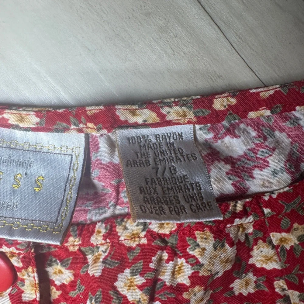 Express Vintage 90s Red and Cream Floral Button up Mini Skirt Size 7/8 - Picture 3 of 4